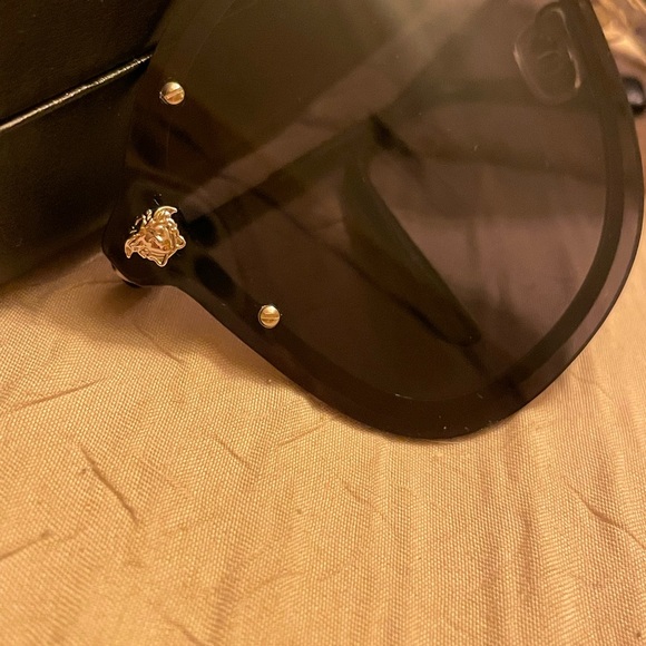 Versace Oversized Sunglasses 100% Authentic. - Picture 3 of 8